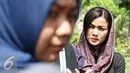 Presenter Nirina Zubir menghadiri prosesi pemakaman anak pertama presenter Farhan, Muhammad Ridzky Khalid, di TPU Tanah Kusir, Jakarta, Senin (21/12). Sejumlah musisi, presenter tampak hadir dalam pemakaman tersebut. (Liputan6.com/Immanuel Antonius)