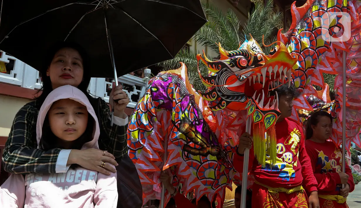 Warga menyaksikan berbagai atraksi saat Puncak perayaan Cap Go Meh 2571 di Jalan Pancoran, Glodok, Tamansari, Jakarta Barat, Sabtu (8/2/2020). Cap Go Meh 2571 dimeriahkan berbagai atraksi seni budaya China dan Betawi. (Liputan6.com/Johan Tallo)