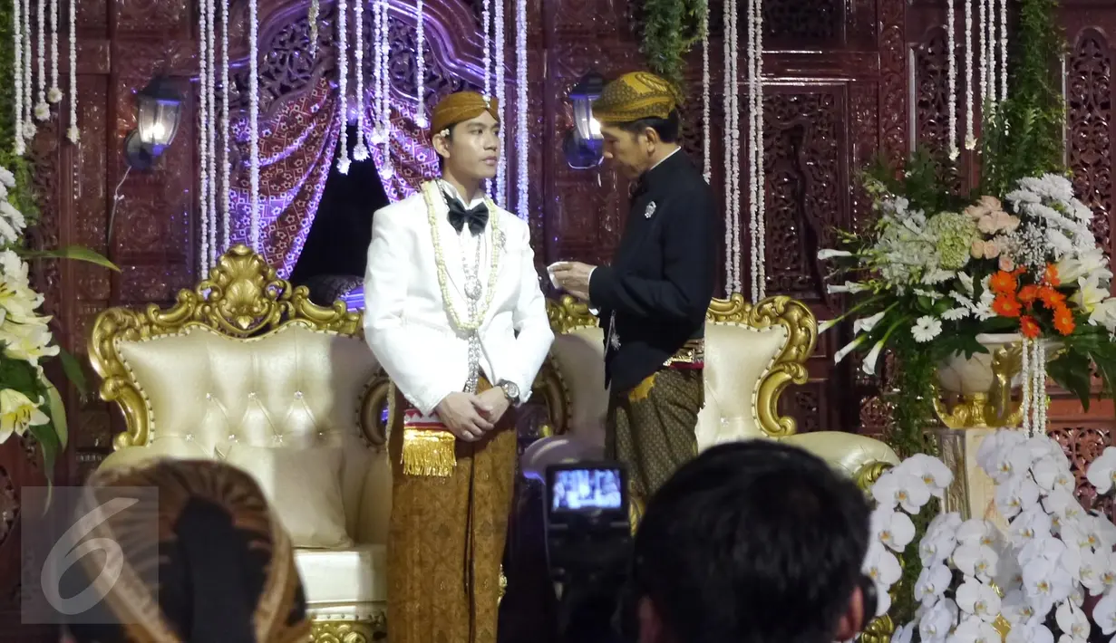 Presiden Jokowi (kanan) terlihat berbincang dengan putra sulungnya, Gibran Rakabuming Raka disela acara resepsi di Graha Saba Buana, Sumber, Solo, Kamis (11/6/2015). (Liputan6.com/Herman Zakharia) 