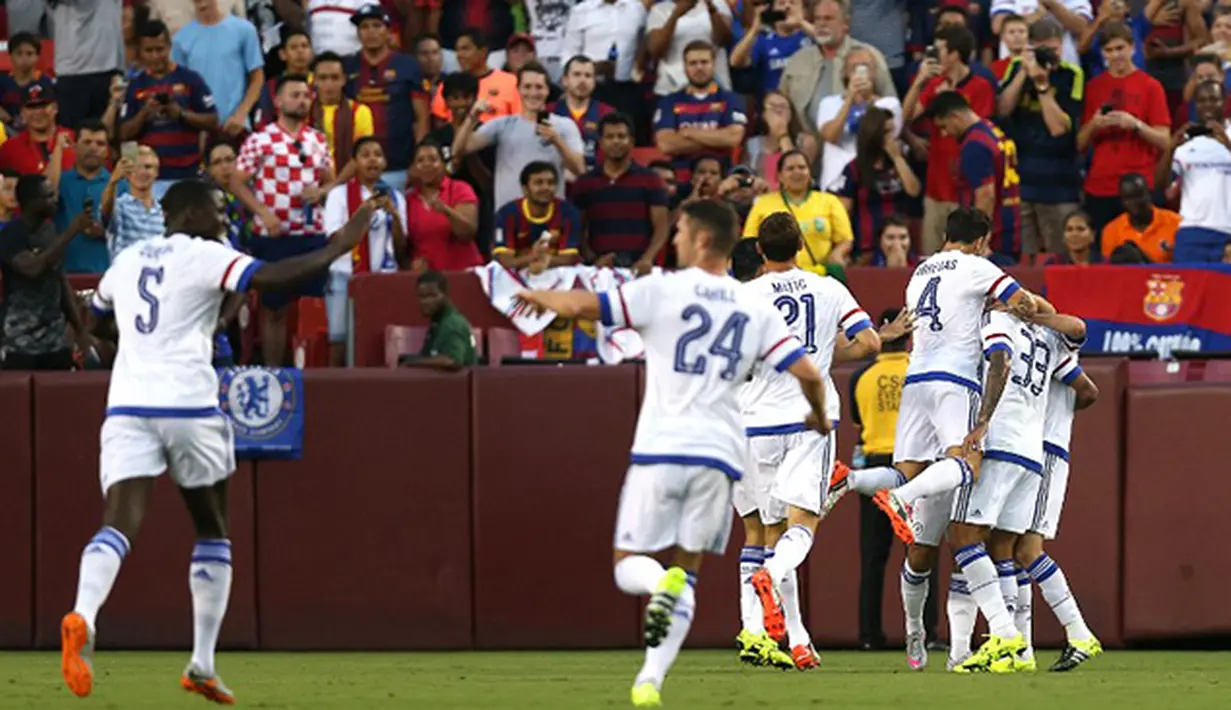 Sejumlah pemain Chelsea merayakan gol dicetak oleh Eden Hazard ke gawang Barcelona pada Laga International Champions Cup di FedEx Field, AS, Rabu (29/7/2015) pagi WIB. (AFP/Getty Images/ Patrick Smith)