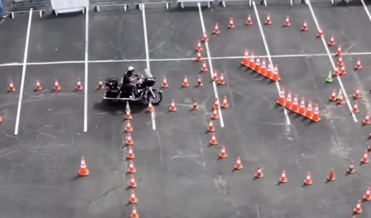 Pada video viral yang diunggah oleh akun @inibanjarnegara, tampak seorang pria tengah mengendarai sepeda motor di jalur ujian praktik SIM C.<br>