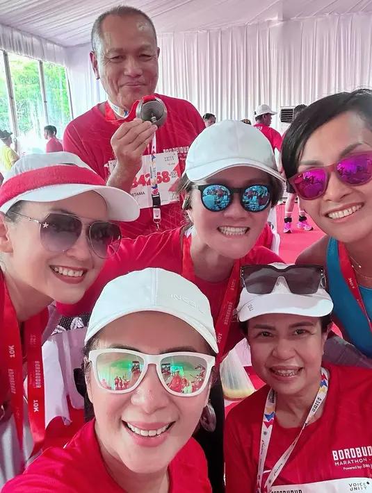 Sekedar informasi diusianya yang mendekat 56 tahun, Ira masih kerap melakukan olahraga yang menguras fisik, seperti bersepeda, menari, naik gunung hingga lari marathon. Sedangkan untuk lari, ia mulai saat pandemi melanda di Indonesia beberapa tahun lalu. [Instagram/irawbw]