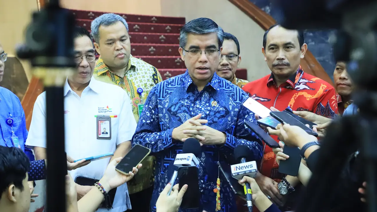 Menteri Ketenagakerjaan, Yassierli, berbicara kepada sejumlah wartawan di Gedung Pusat Kementerian Ketenagakerjaan. (Dok Kemnaker)