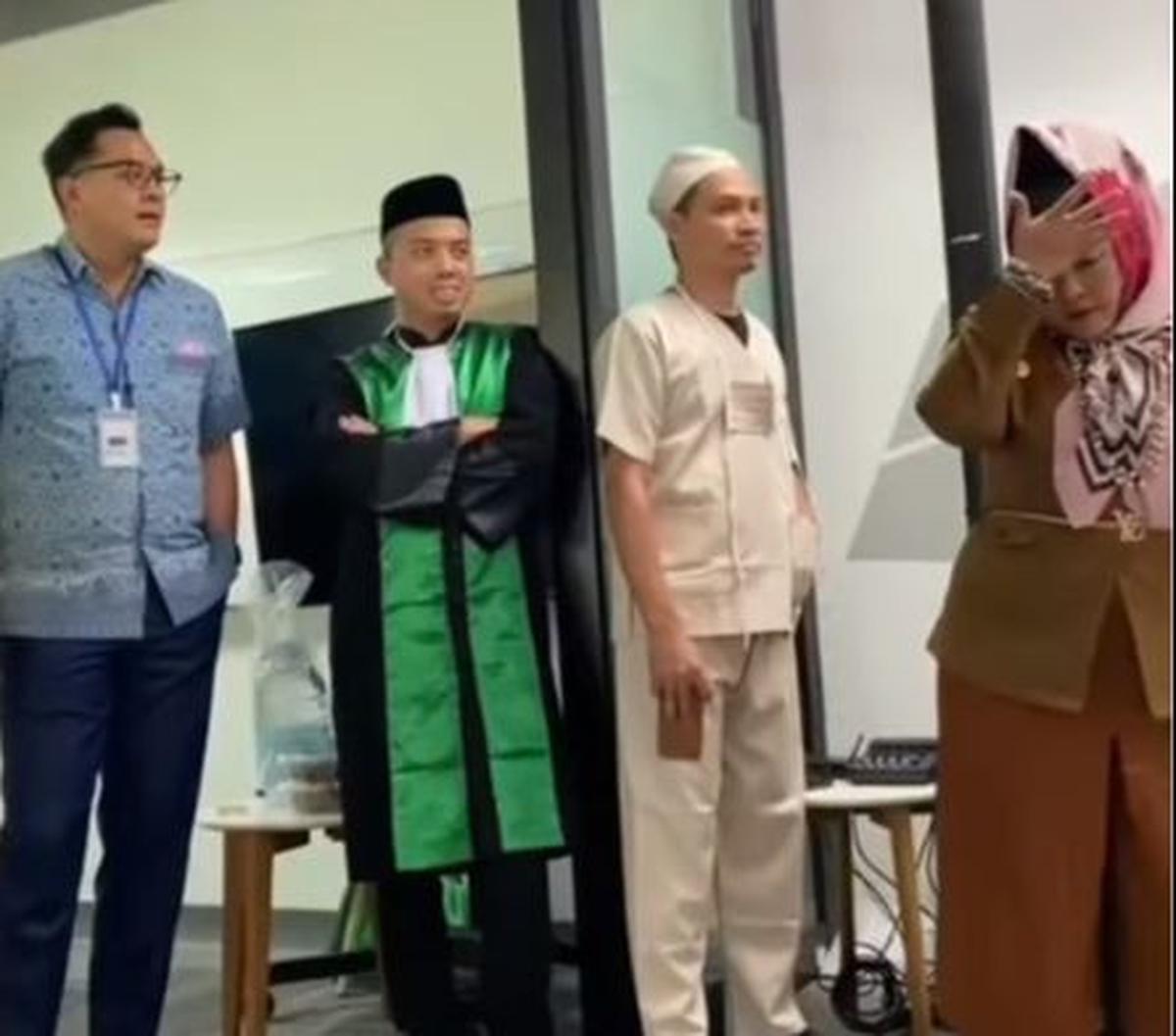 Masih ada banyak lagi gaya unik karyawan yang melakukan cosplay. Ada yang menjadi hakim, suir taksi, perawat rumah sakit, hingga pejabat daerah. Semuanya sukses mengocok perut siapa saja yang melihatnya.