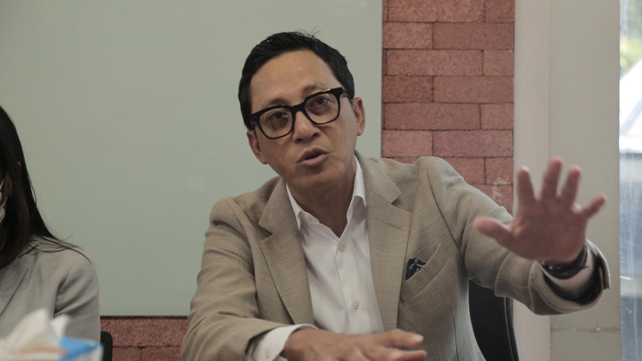 Direktur Utama Mandiri Sekuritas Oki Ramadhana saat media visit, Jumat (21/7/2023). (Foto: Liputan6.com/Zulfikar A)