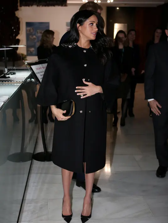 Meghan Markle mengunjungi New Zealand House di London, Selasa (19/3). Ditemani Pangeran Harry, Meghan Markle menandatangani buku belasungkawa bagi para korban serangan teror di Christchurch. (Ian Vogler/Pool via REUTERS)