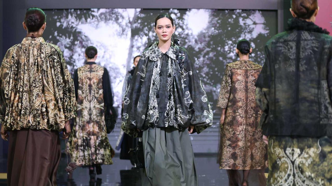 FOTO: Parade Wastra Nusantara 2025,  Keanggunan Kain Tradisi Menyapa Keseharian