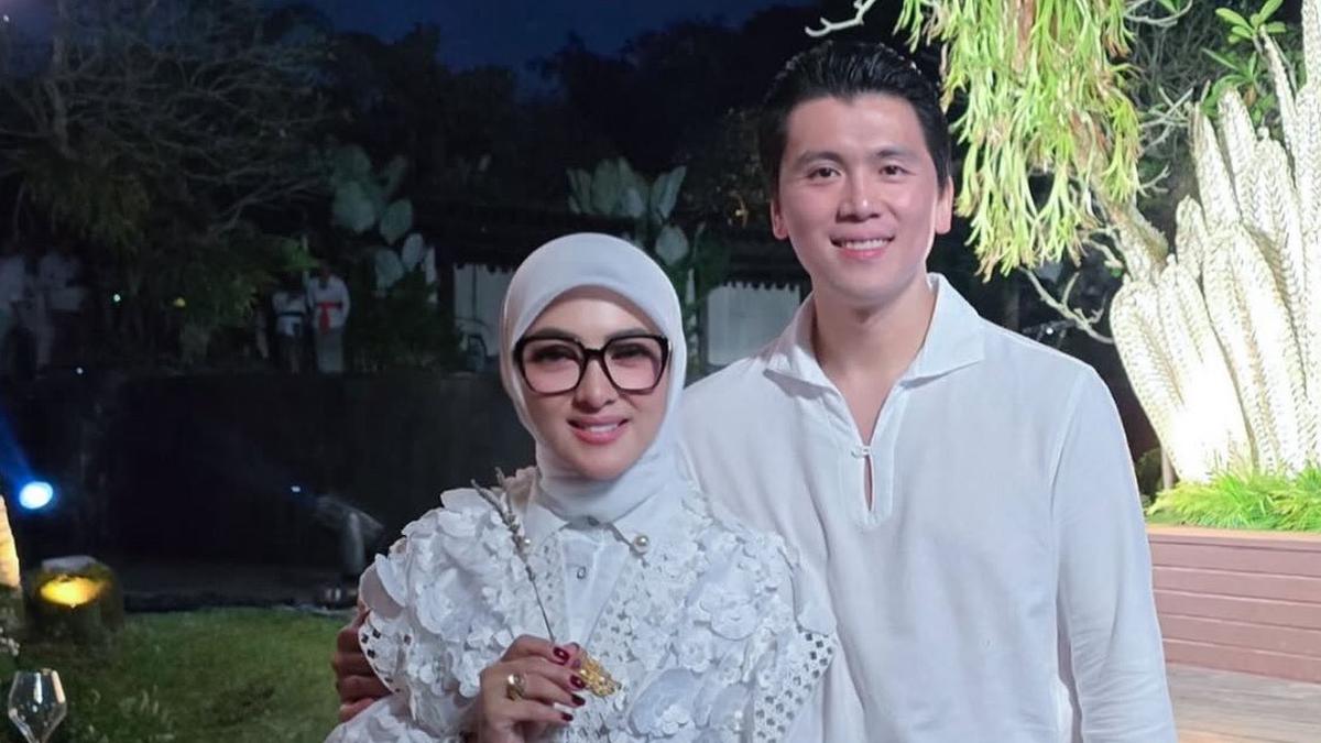Penampilan Syahrini dan Reino Barack Dibalut Kain Songket saat Liburan di Bali