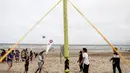 Anak-anak bermain voli pantai di pantai Cabourg, barat laut Prancis (18/8/2021). Seratus bus meninggalkan wilayah Paris dari delapan departemen Ile-de-France dengan 5.000 anak muda dari Ile-de-France dalam situasi genting yang belum sempat berangkat musim panas ini. (AFP/Sameer Al-Doumy)