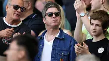 Mantan personil band Oasis, Noel Gallagher, tampak serius saat menyaksikan langsung pertandingan antara Manchester City vs Fulham pada laga pekan ke-37 Premier League di Craven Cottage, Sabtu (11/5/2024). (AP Photo/Kirsty Wigglesworth)