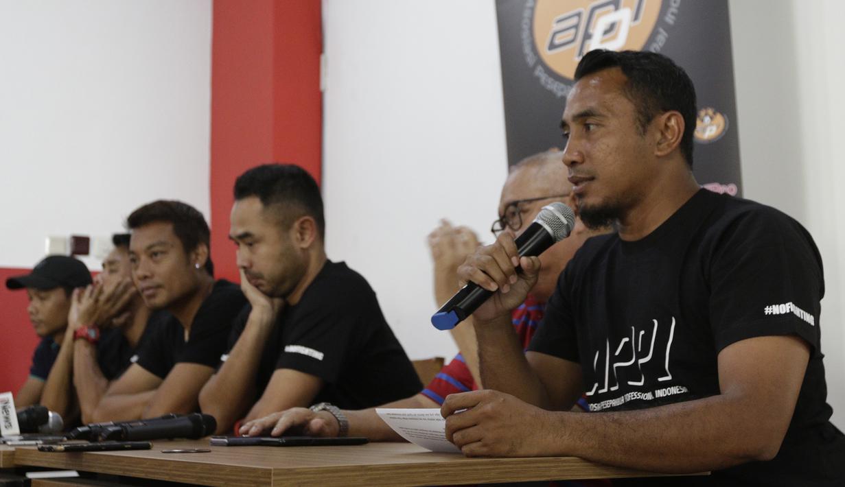 Mantan Pemain Timnas Indonesia, Firman Utina, memberikan keterangan saat jumpa pers di Jakarta, kamis (20/12). Para pemain tersebut membantah terlibat pengaturan skor di Piala AFF 2010. (Bola.com/M Iqbal Ichsan)