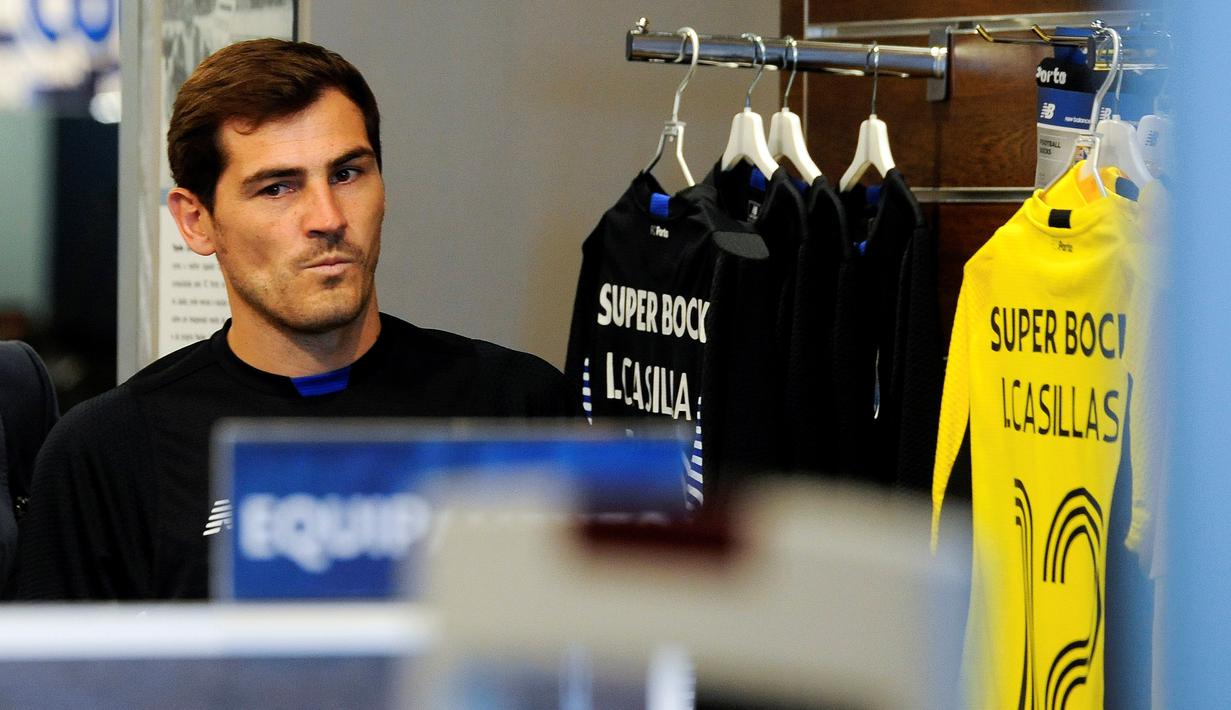 Iker Casillas saat berkunjung ke FC Porto Store  di Stadion Dragao, Porto, Portugal. (14/7/2015). (AP Photo/Paulo Duarte)