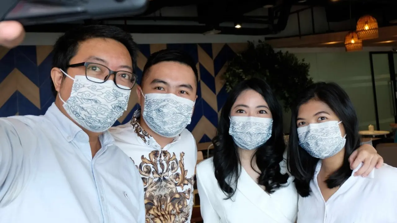 Andre beserta para rekan kerjanya, bangga jaga Indonesia dengan memakai Masker Batik
