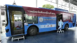 Seorang petugas kesehatan keluar dari unit vaksinasi keliling di Bangkok, Thailand, Rabu (8/9/2021). Otoritas kesehatan Bangkok berharap bus itu dapat menjangkau mereka yang memiliki masalah mobilitas, dan orang-orang dengan jadwal kerja yang sibuk untuk divaksin. (AP Photo/Sakchai Lalit)