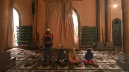 Umat Muslim berdoa di dalam masjid Jamia selama bulan suci Ramadhan di Srinagar (20/4/2021). Masjid Jamia Srinagar dianggap sebagai salah satu masjid terpenting di Kashmir. (AFP/ Tauseef Mustafa)