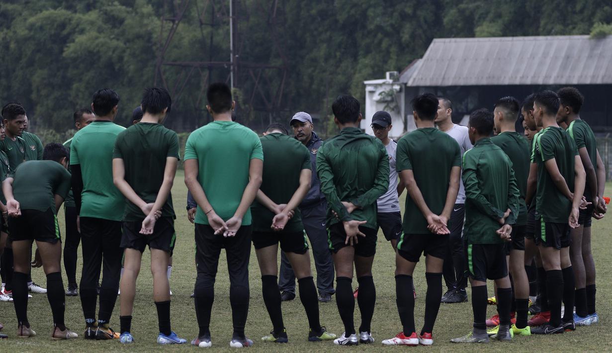 Pemain Timnas Indonesia U-19 mendengarkan arahan Pelatih Fakhri Husaini usai latihan di Stadion Padjadjaran, Bogor, Kamis (26/9). Latihan ini merupakan persiapan jelang kualifikasi Piala Asia 2020. (Bola.com/Yoppy Renato)
