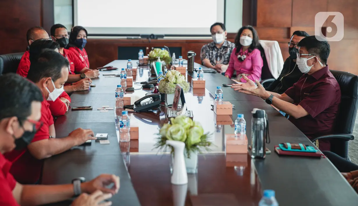 Perwakilan Indihome melakukan pertemuan dengan Emtek Group atau PT Elang Mahkota Teknologi di SCTV Tower, Senayan, Jakarta, Rabu (2/3/2022). Pertemuan membahas peran Indihome dalam ekspansi Vidio ke bigger screen home entertainment. (Liputan6.com/Faizal Fanani)