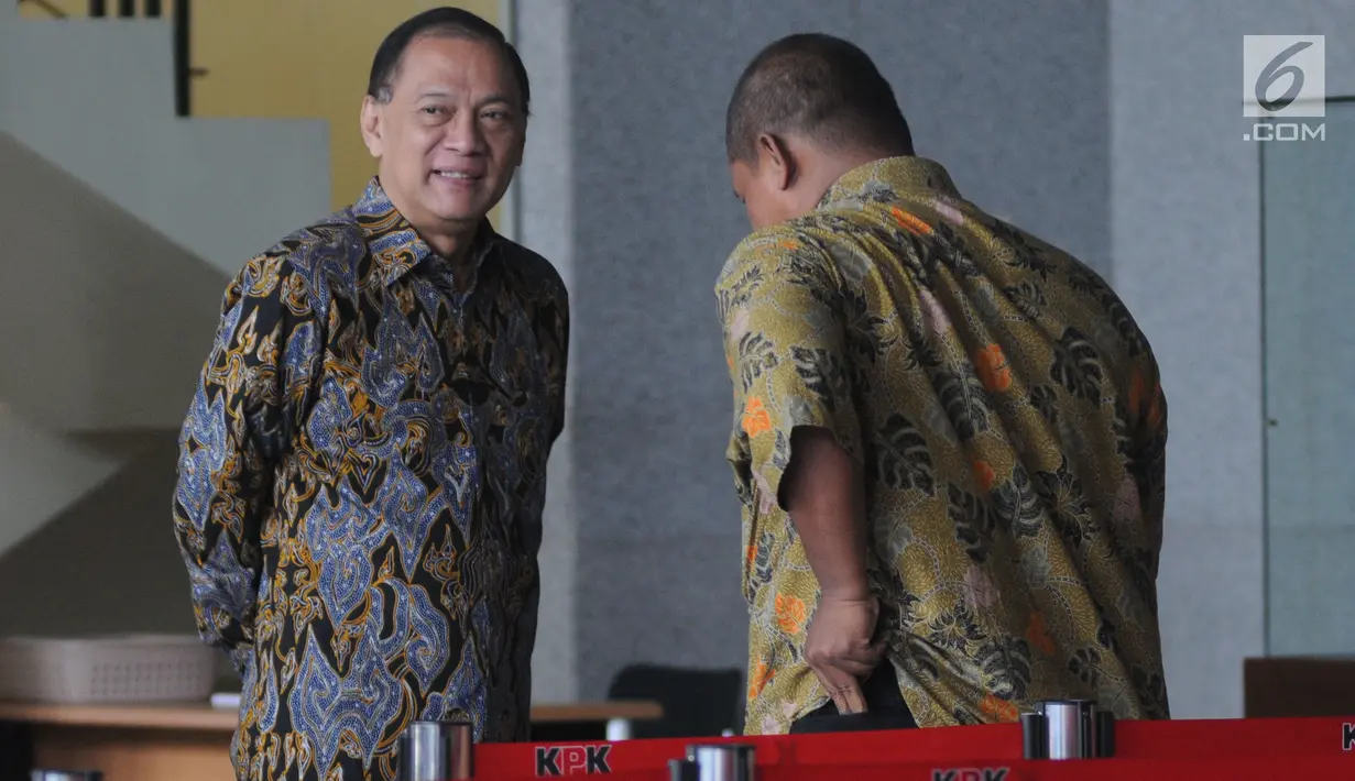 Mantan Menteri Keuangan Agus Martowardojo (kiri) seusai menjalani pemeriksaan di Gedung KPK, Jakarta, Jumat (17/5/2019). Agus Martowardojo memenuhi panggilan KPK sebagai saksi kasus dugaan korupsi proyek e-KTP untuk tersangka anggota DPR Fraksi Golkar Markus Nari. (merdeka.com/Dwi Narwoko)