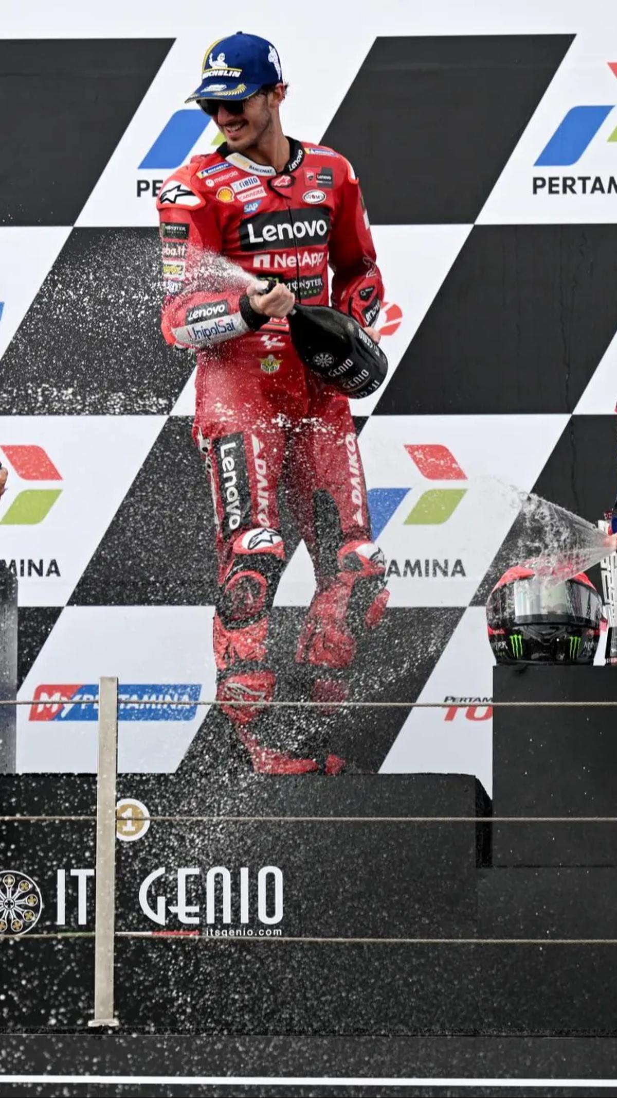 Pecco saat merayakan juara di podium.