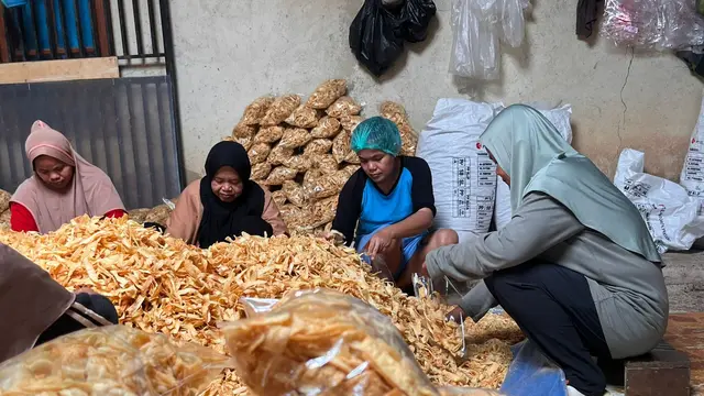 Aktivitas Produksi Keripik Cipuy Renyah