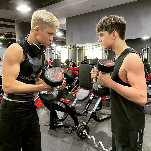 Tubuhnya Kekar Mirip Sang Ayah, Ini 6 Potret Azka Corbuzier saat Nge-gym