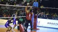 Pemain LavAni Navy Malizi siap menyambut umpan setter Dio Zulfikri dengan spike dalam laga&nbsp;kontra TNI AU Electric pada lanjutan&nbsp;final four Livoli Divisi Utama 2025&nbsp;di GOR Ki Mageti Magetan, Minggu (12/10) malam. LavAni menang 3-0 (30-28, 25-22, 25-21).&nbsp;(foto: PBVSI)