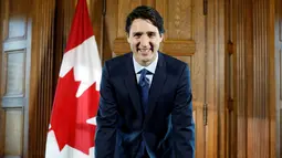 PM Kanada Justin Trudeau saat melakukan sesi wawancara di kantornya, Parliament Hill, Ontario , Kanada , 19 Mei 2016. Kebijakan kontroversi seperti melegalkan ganja di Kanada juga akan segera ia realisasikan pria 43 tahun ini. (REUTERS / Chris Wattie)