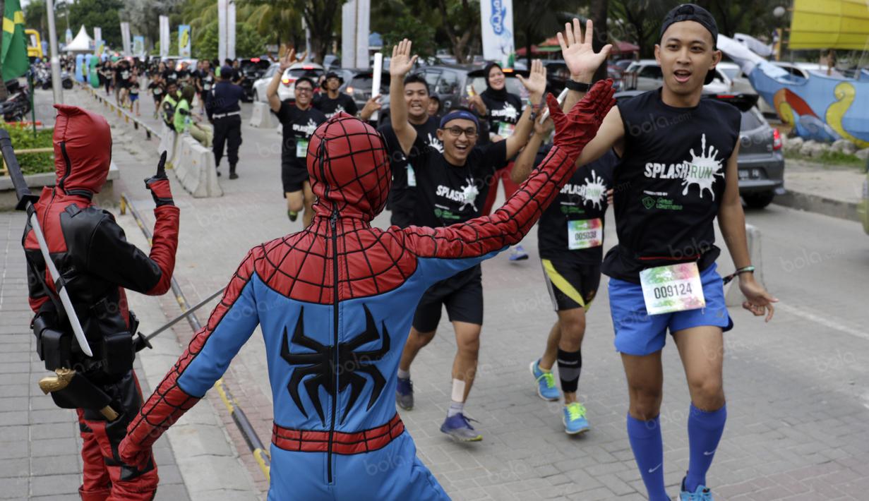 Spiderman menyapa peserta Splash Run di Pantai Carnaval Ancol, Sabtu (30/7/2016). (Bola.com/Nicklas Hanoatubun)