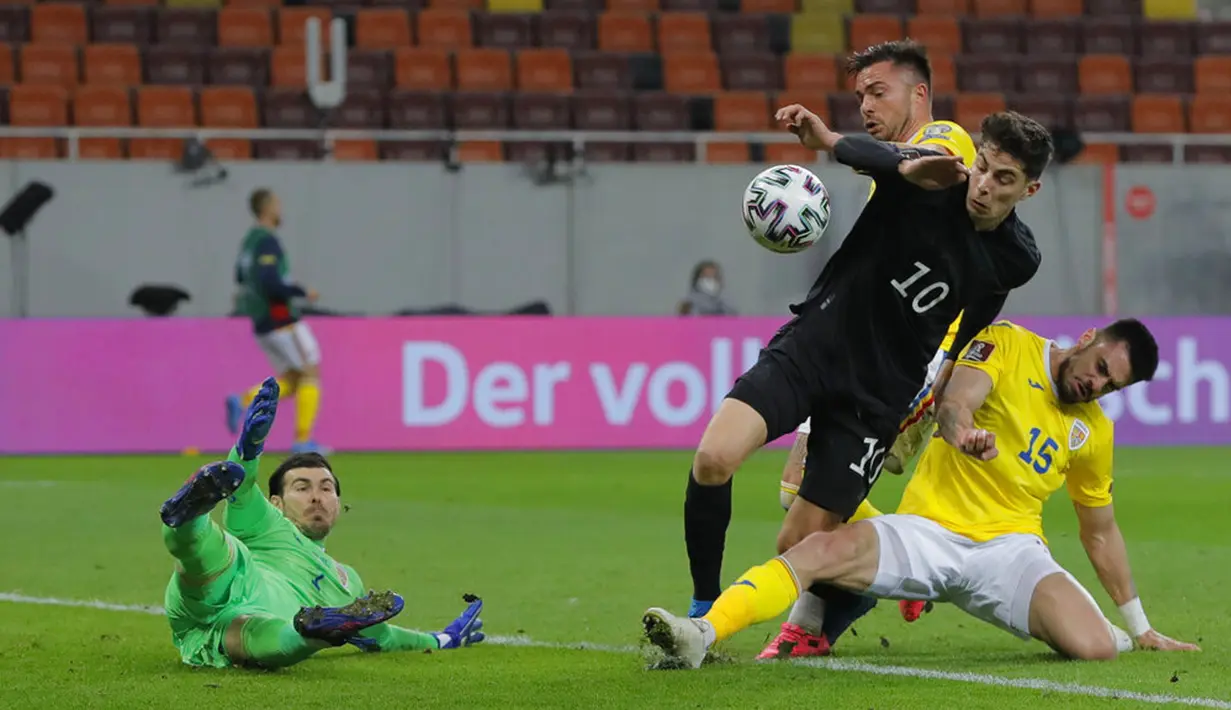 Pemain Jerman Kai Havertz (kedua kanan) bertarung memperebutkan bola dengan pemain Rumania Andrei Burca dan Alin Tosca pada pertandingan Grup J kualifikasi Piala Dunia 2022 di Stadion National Arena, Bucharest, Rumania, Minggu (28/3/2021). Jerman menang 1-0 atas Rumania. (AP Photo/Vadim Ghirda)