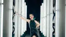 Penampilan bold misterius Susan Sameh dalam balutan halter leather dress dengan aksen slit samping yang memikat. Ditambah pulasan lipstik merah yang menambah kesan glamor. [@snap.nuel]