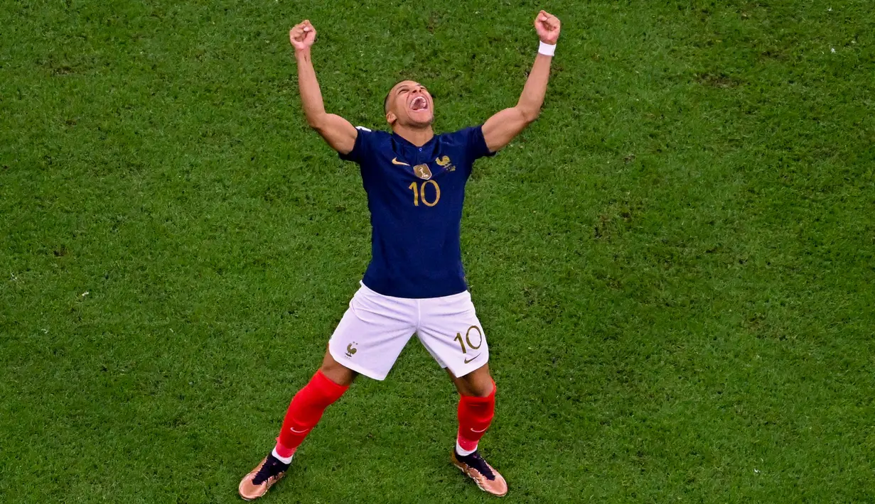 Penyerang #10 Prancis Kylian Mbappe merayakan setelah Inggris gagal mencetak gol penalti pada laga perempat final Piala Dunia 2022 di Al Bayt Stadium, Minggu (11/12/2022) dini hari WIB. Pada pertandingan tersebut, Prancis menang dengan skor 2-1 atas Inggris dan lolos ke babak semifinal. (Antonin THUILLIER / AFP)