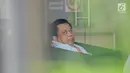 Anggota DPR Komisi X fraksi Demokrat, Djoko Udjianto berada di ruang tunggu untuk pemeriksaan di Gedung KPK, Jakarta, Rabu (13/2). Djoko Udjianto diperiksa sebagai saksi dengan tersangka Wakil Ketua DPR nonaktif Taufik Kurniawan. (Merdeka.com/Dwi Narwoko)