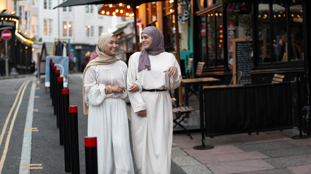 Tampil Lebih Pede dengan Model Baju Overdress, Beri Kesan Glamor dan Elegan