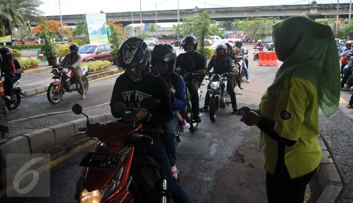 Pengendara sepeda motor mengantre di pintu Utama untuk memasuki Taman Impian Jaya Ancol, Jakarta, Kamis (31/12). Malam pergantian tahun nanti rencananya akan dimeriahkan pesta kembang api dan konser grupband Noah dan Wali. (Liputan6.com/Gempur M Surya)