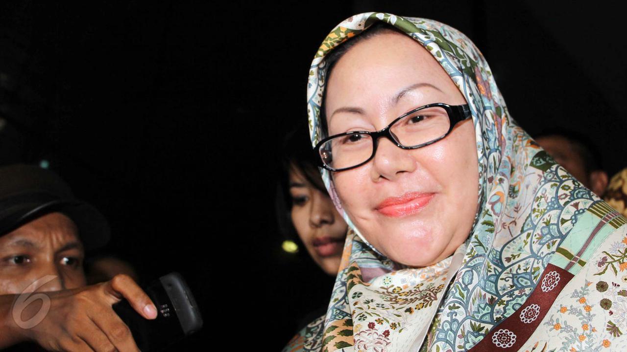 Senyum  Ratu Atut Usai Diperiksa KPK