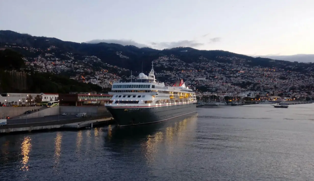 Pelabuhan yang bersih nan indah menjadi transportasi utama di Funchal, Portugal. Kota ini merupakan tempat bintang Real Madrid, Cristiano Ronaldo, lahir dan dibesarkan. (Bola.com/Reza Khomaini)