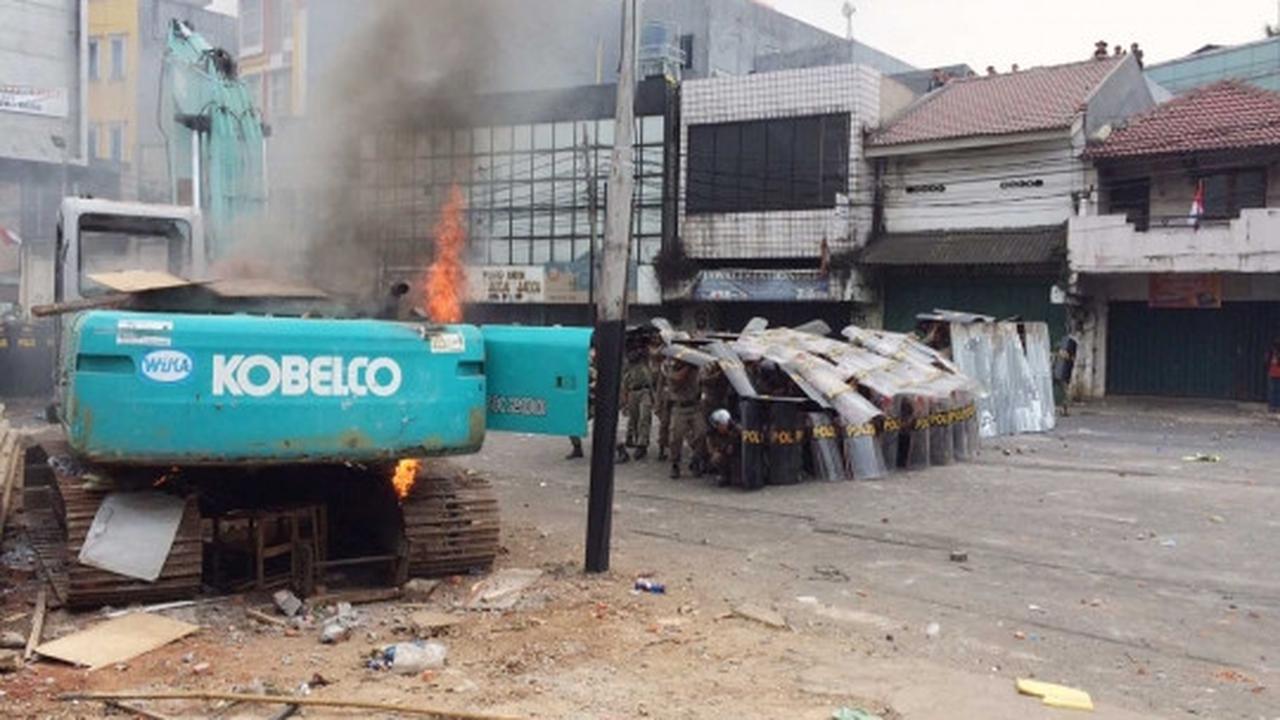Aksi sengit warga Kampung Pulo bentrok dengan Satpol PP