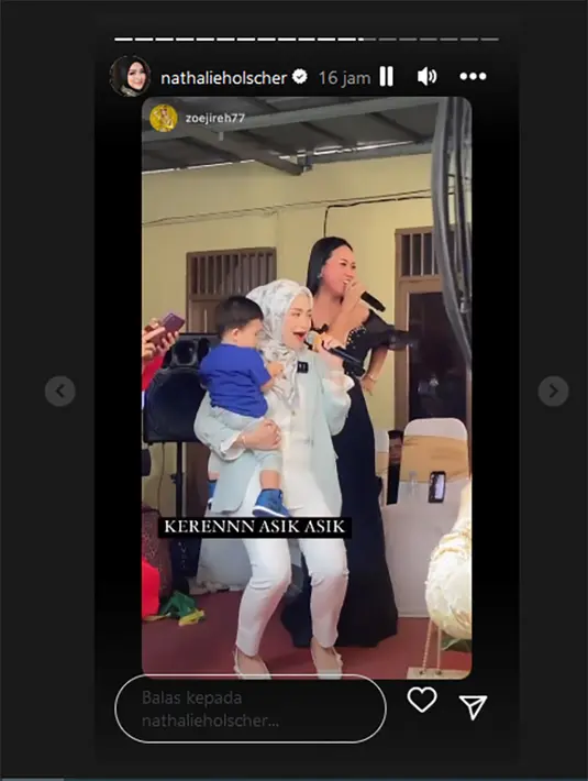 Tidak sampai disitu, tampak dalam video singkat, Nathalie juga berjoged sambil mengendong Adzam. Nathalie membawakan beberapa lagu sambil mengendong Adzam. Nathalie pun tampak berjoged dangdut. [Instagram/nathalieholscher/zoejireh77]