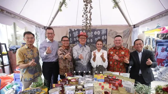 Board Member Sinar Mas Franky Widjaja (tengah) dan Ketua Umum Eka Tjipta Foundation, Hong Tjhin (kedua dari kanan) mengunjungi anjungan mitra binaan Sinar Mas dalam Tjipta UMKM Fair 5.0 di Jakarta (03/09/2023).