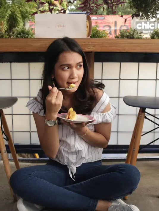 Lagi-lagi dengan hoop rings dan snekersnya, namun penampilan pemenang harapan 1 None Jakarta Utara tahun 2017 ini tetap berbeda. Ia mekai jeans dan atasan putih bermotif garis-garis. (Instagram/deaaannisa)