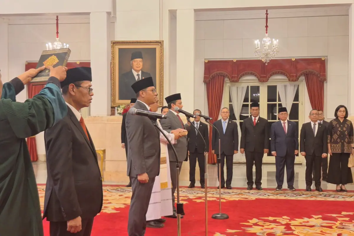 Presiden Joko Widodo atau Jokowi resmi melantik Bendahara Umum Partai Gerindra, Thomas Djiwandono sebagai Wakil Menteri Keuangan (Wamenkeu) II di Istana Negara Jakarta, Kamis, (18/7/2024).