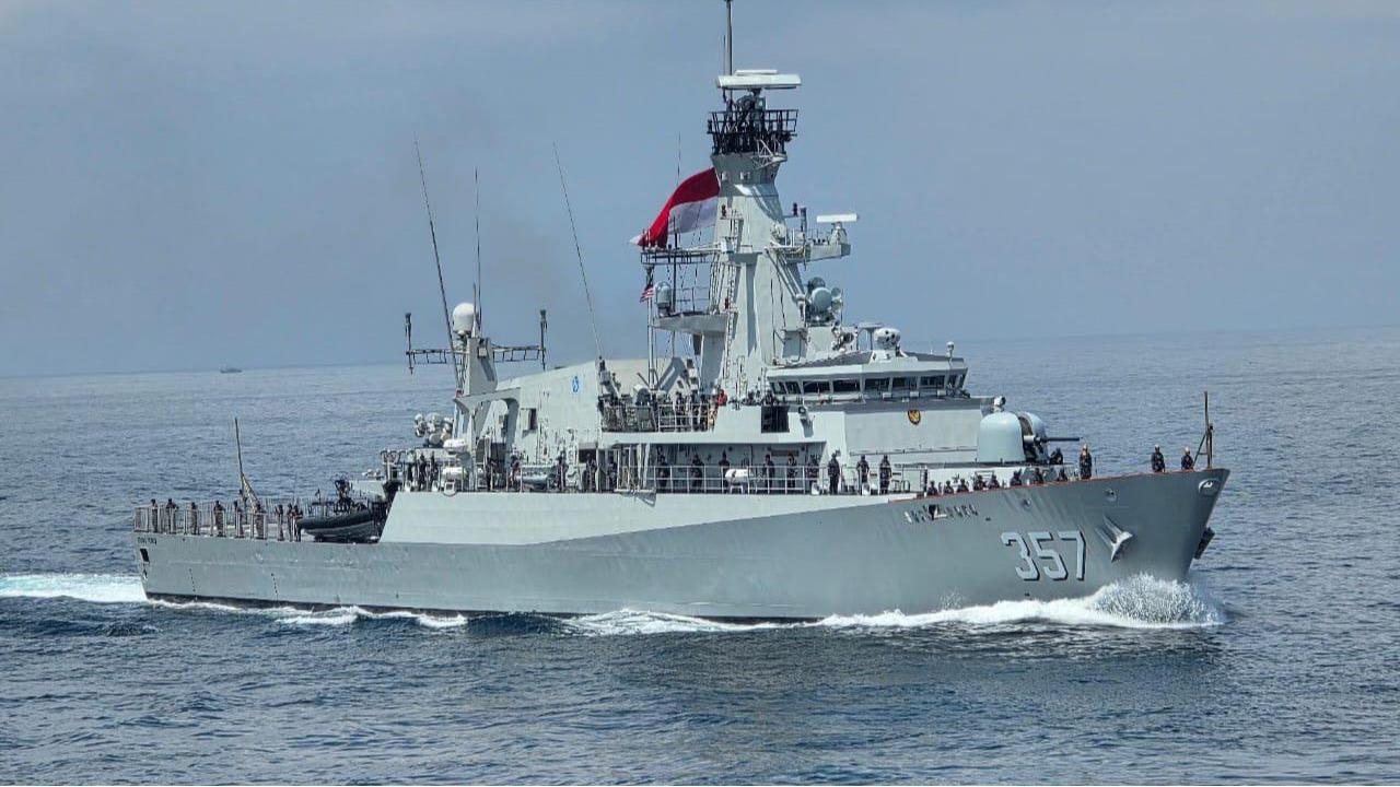 FOTO: Aksi KRI Bung Tomo dalam Latihan Laut AMNEX 2025