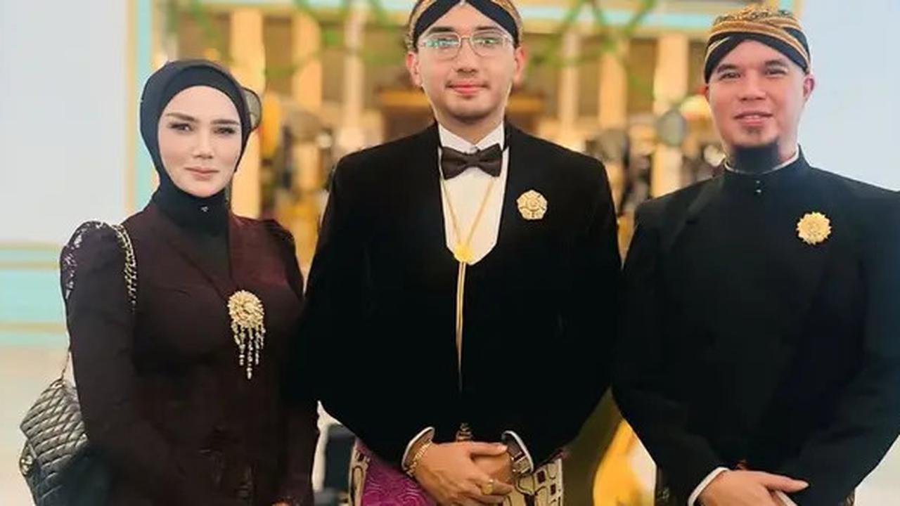 Potret Cantik Menawan Mulan Jameela Padukan Kebaya Brokat Lokal dengan Brand Mewah saat Hadiri Acara di Keraton Surakarta