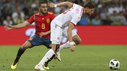 Pemain Tunisia, (kanan) berusaha melewati adangan pemain Spanyol, Koke pada laga uji coba di Krasnodar stadium, Rusia, (9/6/2018). Spanyol menang 1-0. (AP/STR)