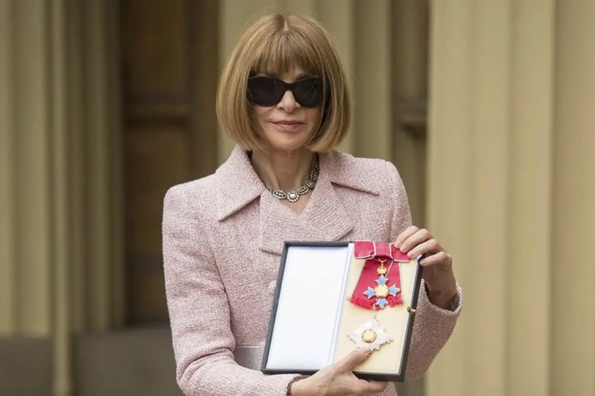 Pemimpin Redaksi Vogue Amerika dan Direktur Artistik Dame, Anna Wintour berpose setelah menerima lencana Komandan Dame-nya dari Ratu Inggris Elizabeth II di Istana Buckingham, London, Jumat 5 Mei 2017. (Dominic Lipinski / PA Pool via AP)