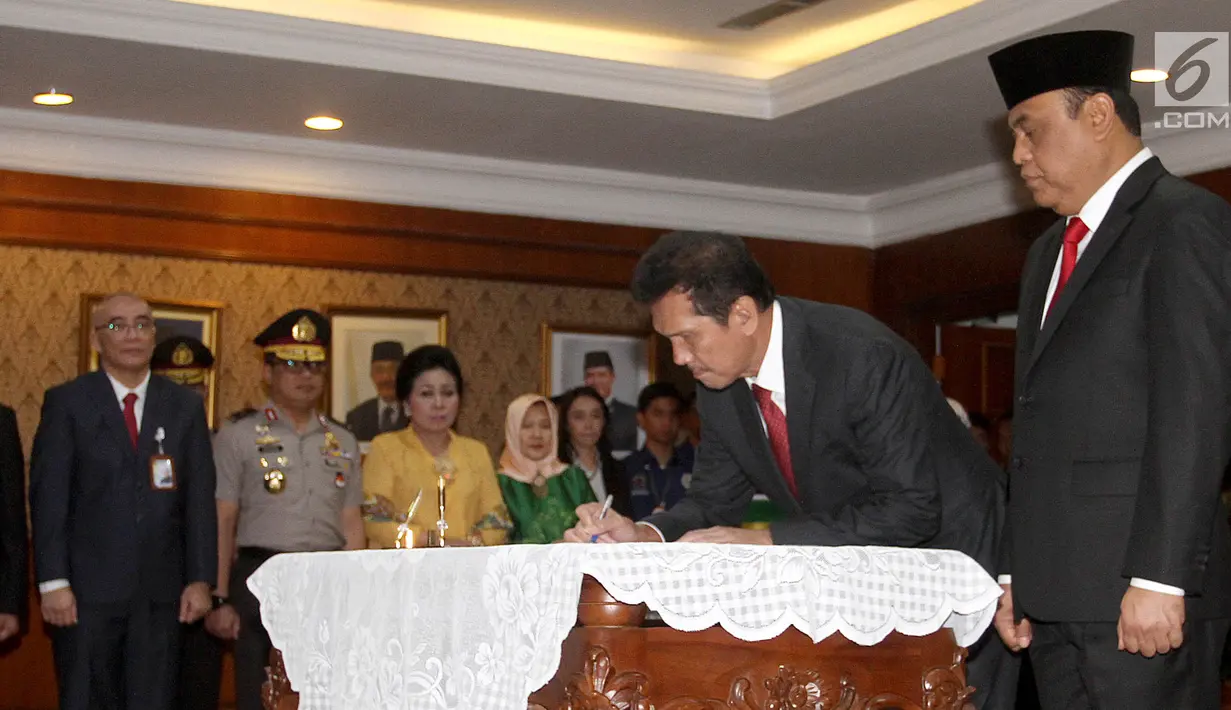 Mantan MenPAN RB Asman Abnur menandatangani sertijab kepada MenPAN RB yang baru Komjend Pol Syafruddin di Kantor Kementerian PANRB, Jakarta, Rabu (15/8). (Liputan6.com/Fery Pradolo)