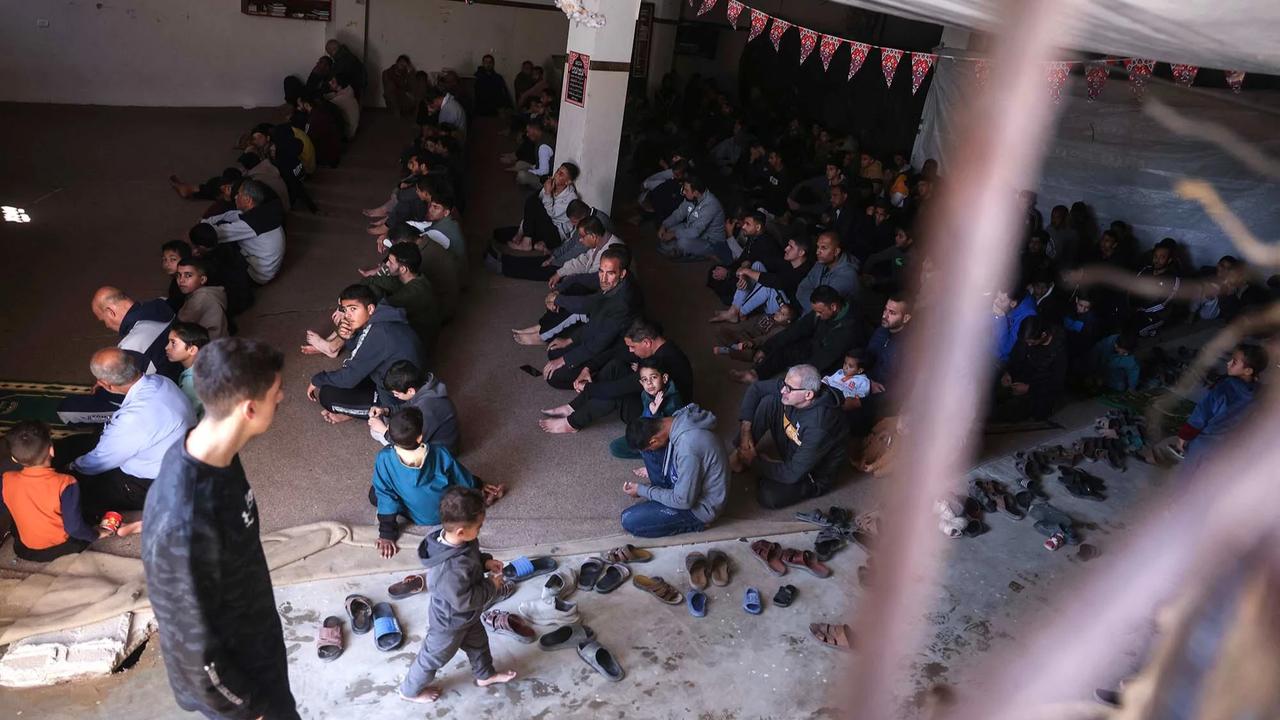 FOTO: Salat Jumat Pertama Ramadan di Tengah Reruntuhan Gaza