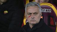 Pelatih AS Roma, Jose Mourinho saat menghadapi Hellas Verona dalam laga pekan ke-23 Liga Italia 2022/2023 di Olimpic Stadium, Roma, Italia (19/2/2023). (LaPresse via AP Photo/Alfredo Falcone)