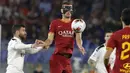 Penyerang AS Roma, Edin Dzeko, mengontrol bola saat melawan AC Milan pada laga Serie A 2019 di Stadion Olympic, Senin (27/10). AS Roma menang dengan skor 2-1. (AP/Andrew Medichini)