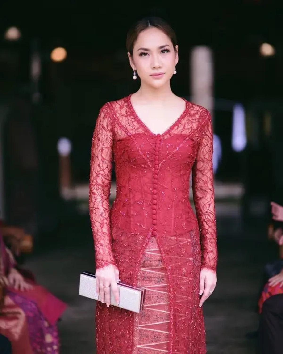 Model Kebaya Modern Pilihan BCL, Inspirasi Gaya Wanita Anggun dan Berkelas di Usia 40an